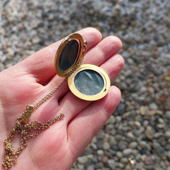 Elegant Gold Pendant Necklace - Picture 12 of 16